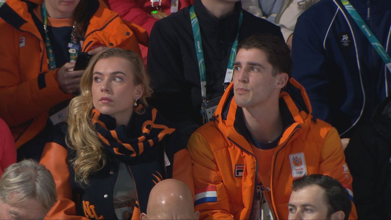 Joy Beune en Jenning de Boo op de tribune voor de 1.500 meter - NOS