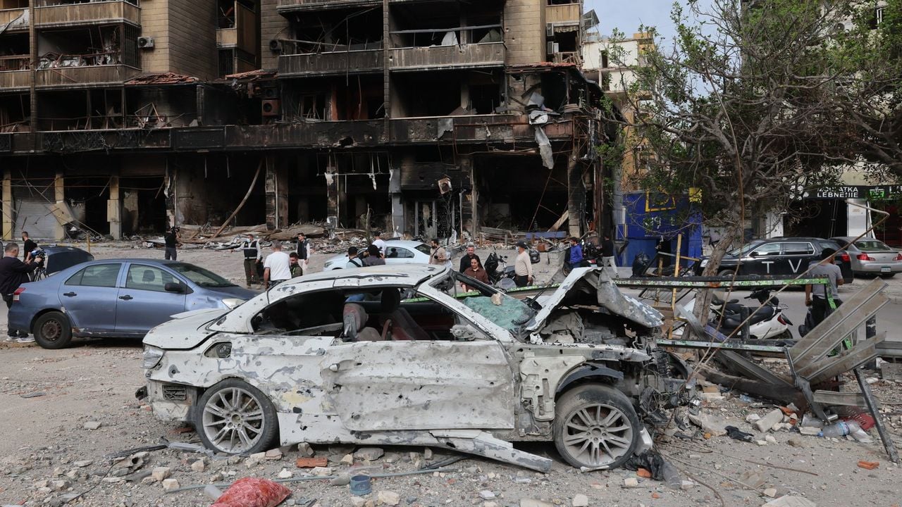 In de zuidelijke buitenwijken van Beiroet is de verwoesting groot - EPA