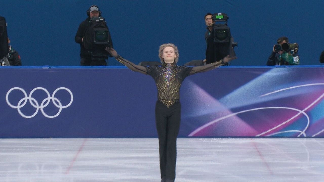 Ilia Malinin voor zijn vrije kür in de landenwedstrijd - NOS