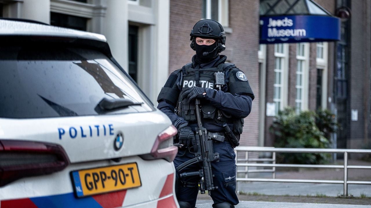 Een politieagent bij het Joods museum in Amsterdam, na twee aanslagen bij Joodse locaties - ANP