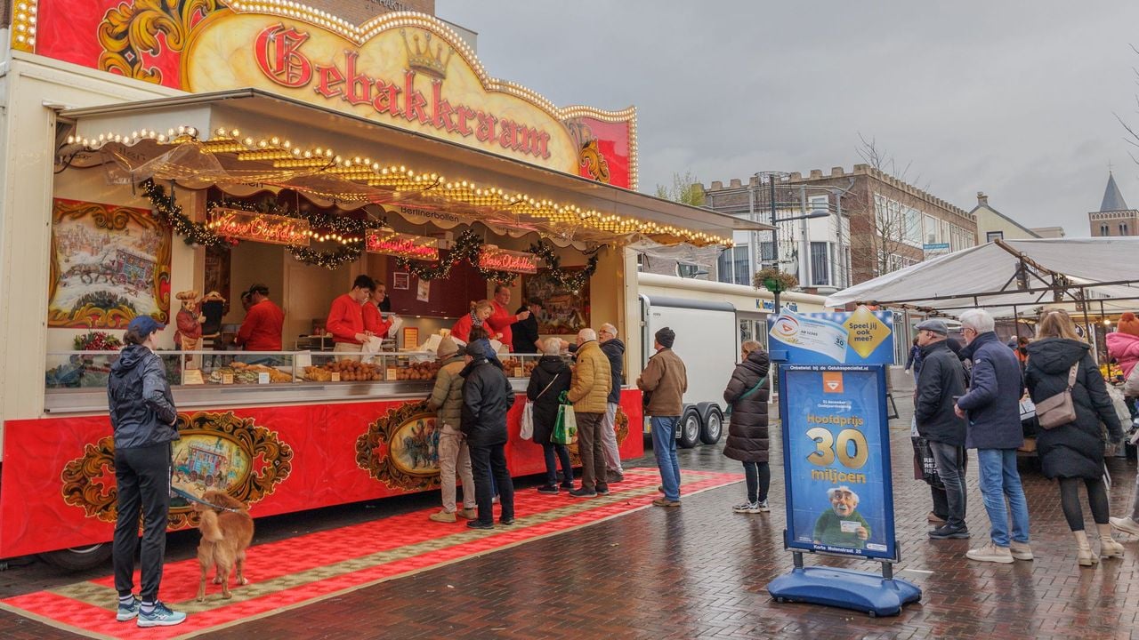 In Cuijk stond men ook in de rij om oliebollen te bemachtigen - Henk Straatman / NOS Ooggetuige