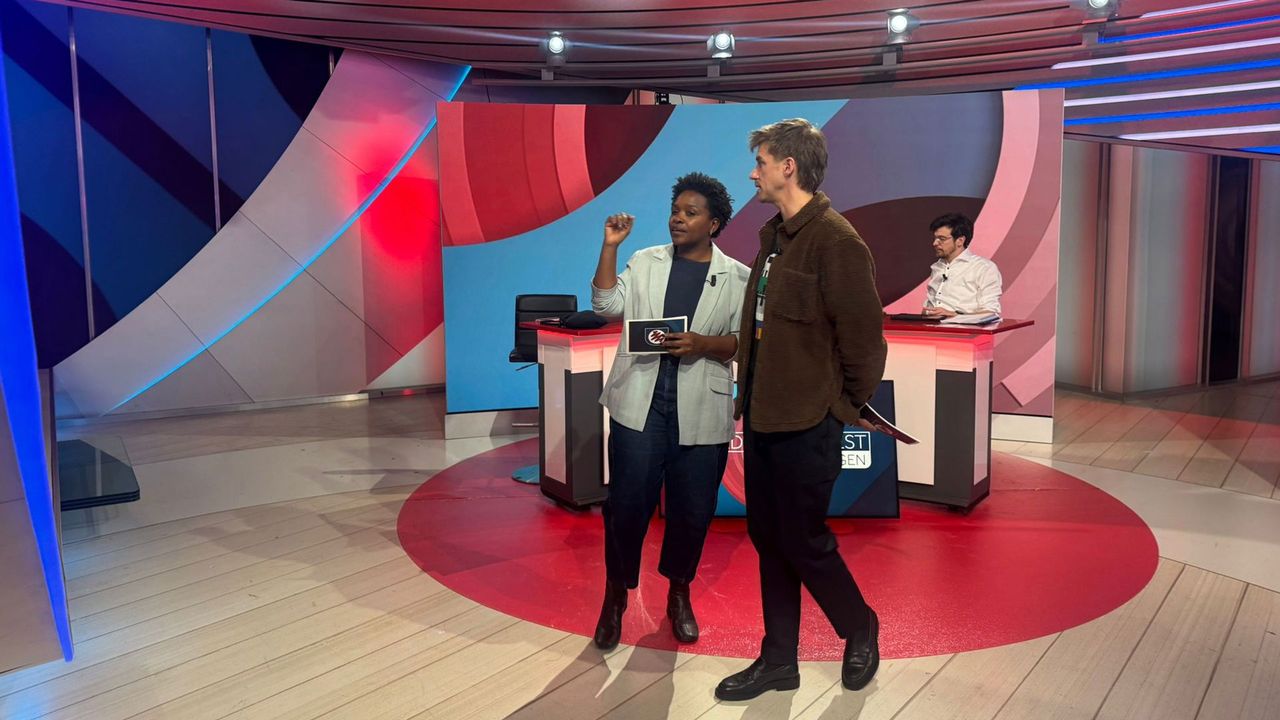 Simone Weimans en Winfried Baijens bij de voorbereidingen van de uitzending - NOS