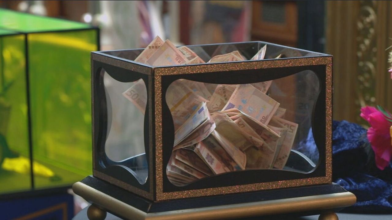 Hans Kazàn verkoopt zijn eigen truc, van bankbiljetten in een glazen kist - NOS