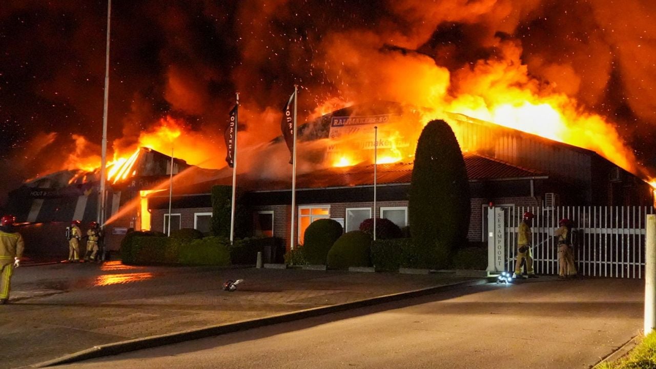 De brandweer in actie bij het getroffen bedrijf - SQ Vision