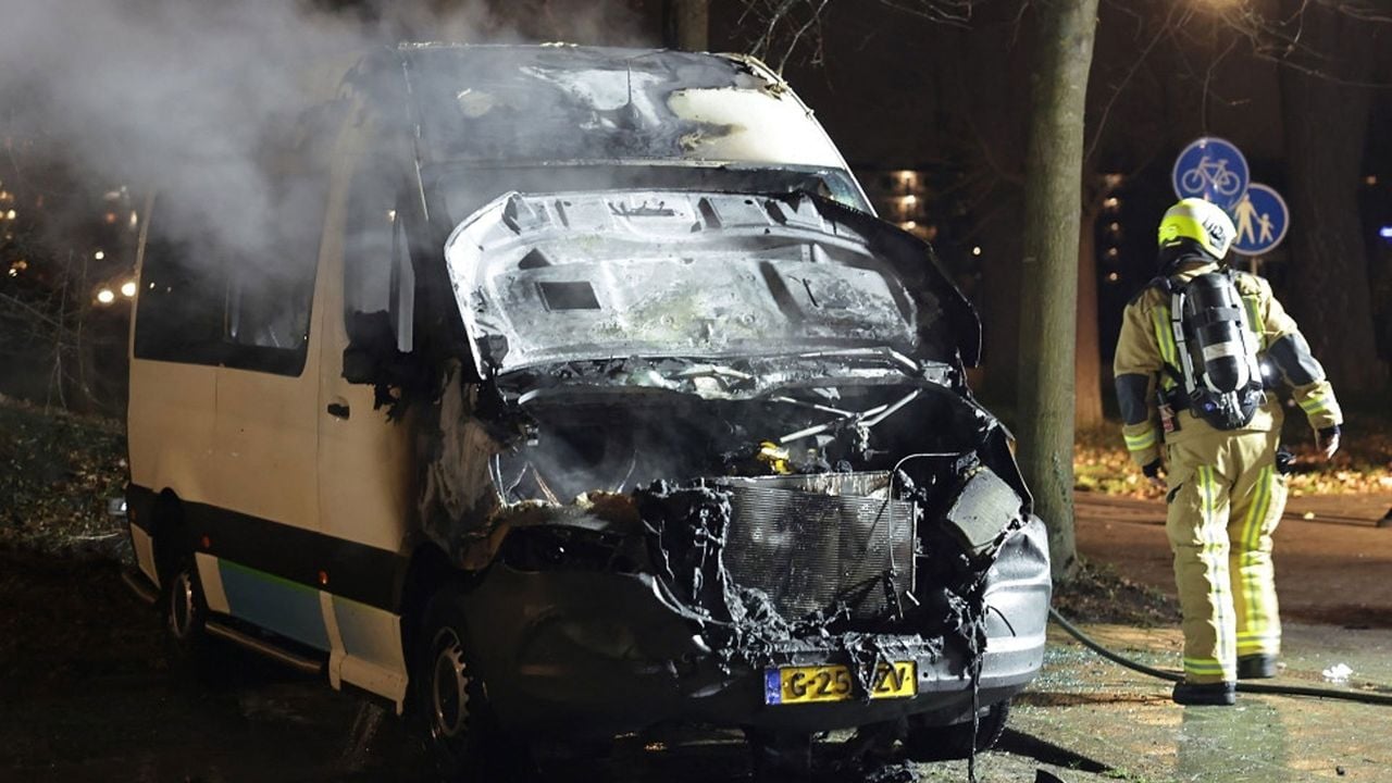 De brandweer bij een uitgebrande auto in Leidschendam - Regio 15