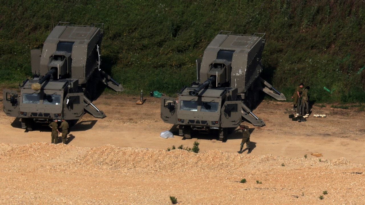 Israëlische soldaten staan bij de grens van Libanon, in Israël, op 16 april - Reuters