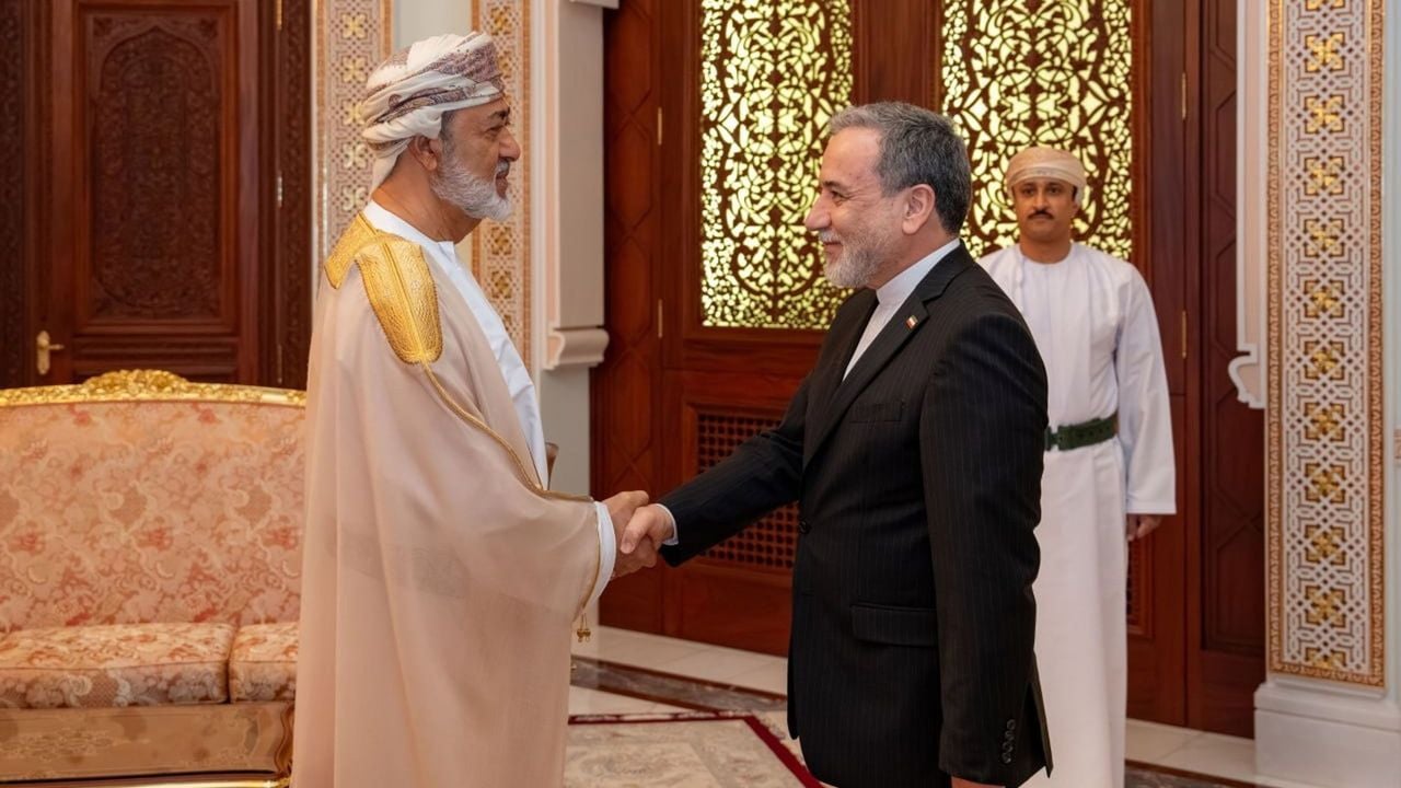 Araghchi ontmoet de sultan van Oman, gisteren - EPA