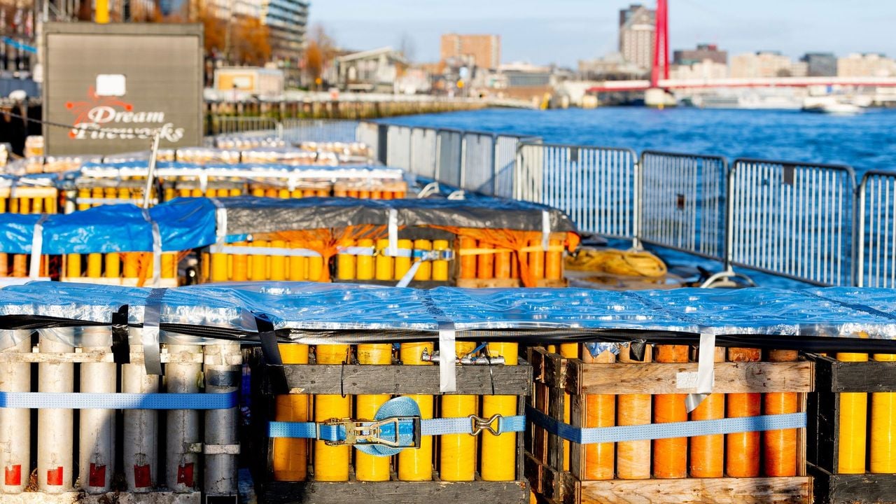 Voorbereidingen worden getroffen voor het Nationaal Vuurwerk op de Erasmusbrug. De grote vuurwerkshow in Rotterdam wordt al ruim vijftien jaar gehouden - ANP