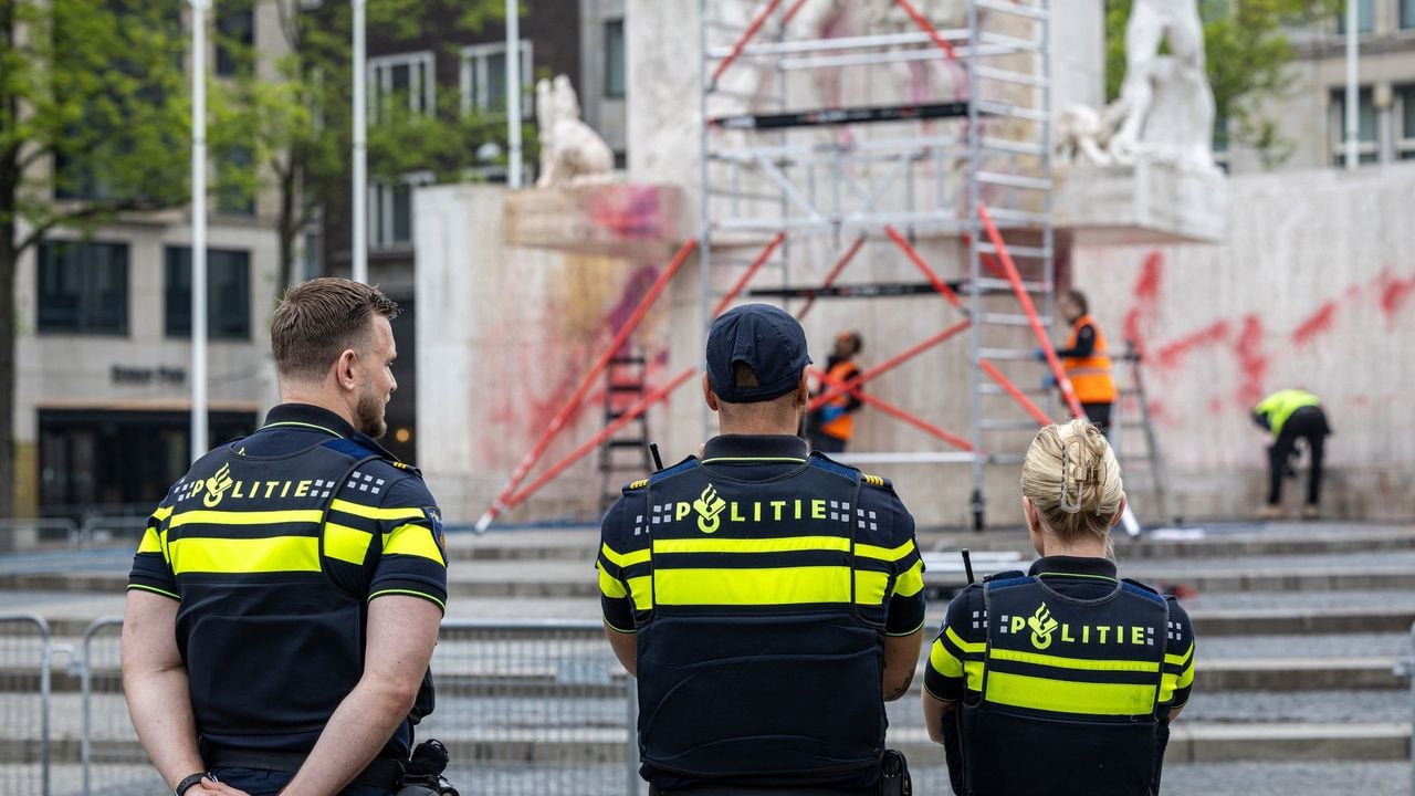 Politie bij het bekladde Nationaal Monument op de Dam - Laurens Niezen