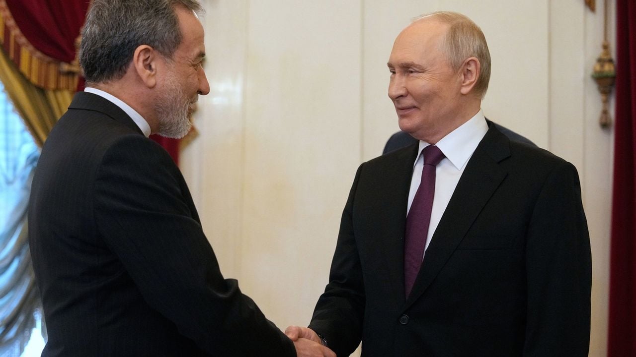 Araghchi schudt Poetin de hand in Sint-Petersburg - EPA
