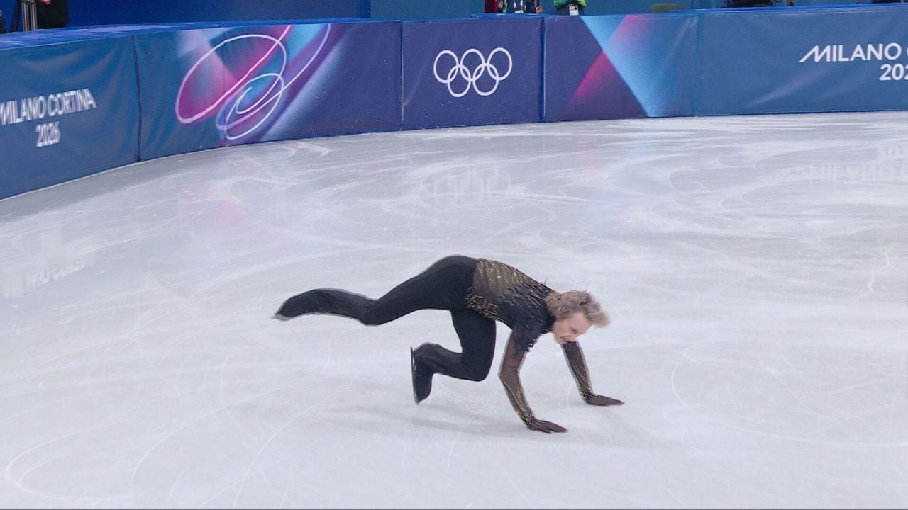 Ilia Malinin maakt een foutje en toucheert het ijs - NOS