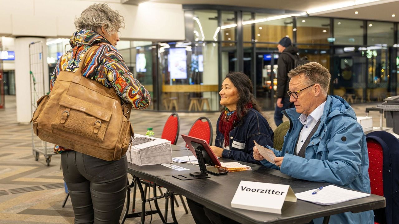 Vroege stemmers op station Almere Centrum - Laurens Niezen