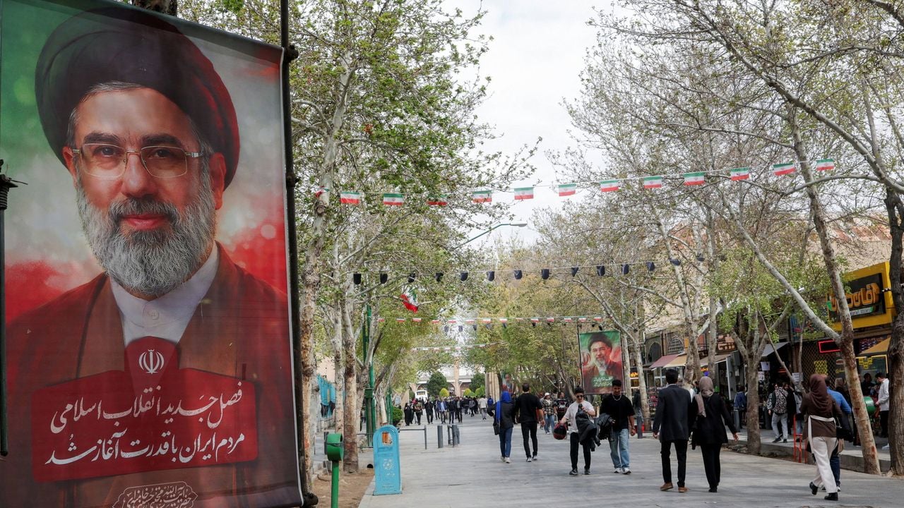 Een poster van de opperste leider Khamenei in de Iraanse stad Isfahan - Reuters