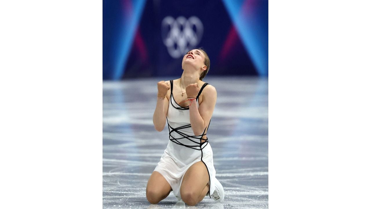Anastasia Goebanova balt de vuisten na een vlekkeloze vrije kür bij de landenwedstrijd. - Reuters