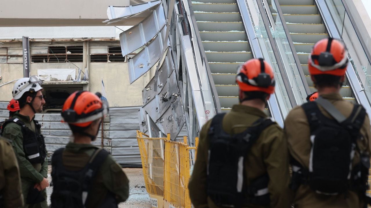 Hulpdiensten in de Israëlische plaats Yehud na een Iraanse luchtaanval - EPA