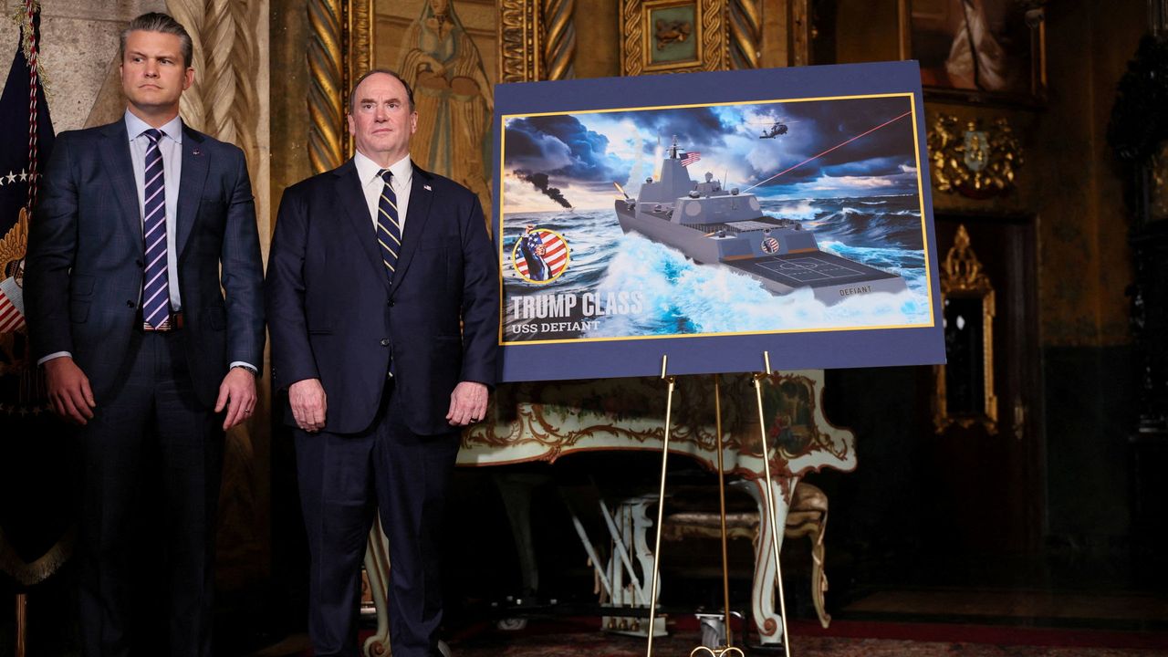 Minister van Defensie Pete Hegseth en marineminister John Phelan (r) tijdens een aankondiging over de “Golden Fleet” in december 2025 - Reuters