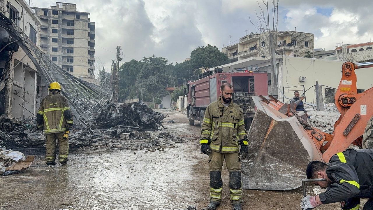 Hulpdiensten bij het getroffen overheidsgebouw in Nabatieh - AFP