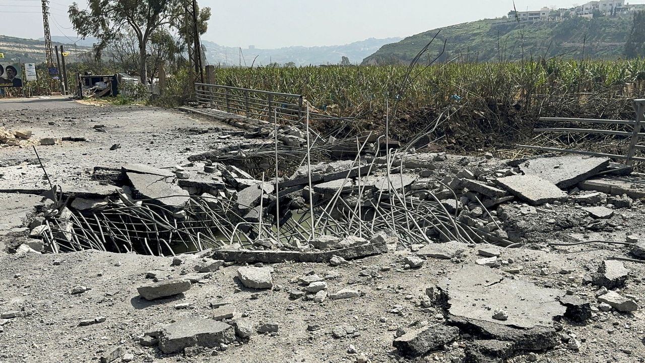 Een eerder, op 18 maart, door het Israëlisch leger gebombardeerde brug over de Litani-rivier. - Reuters