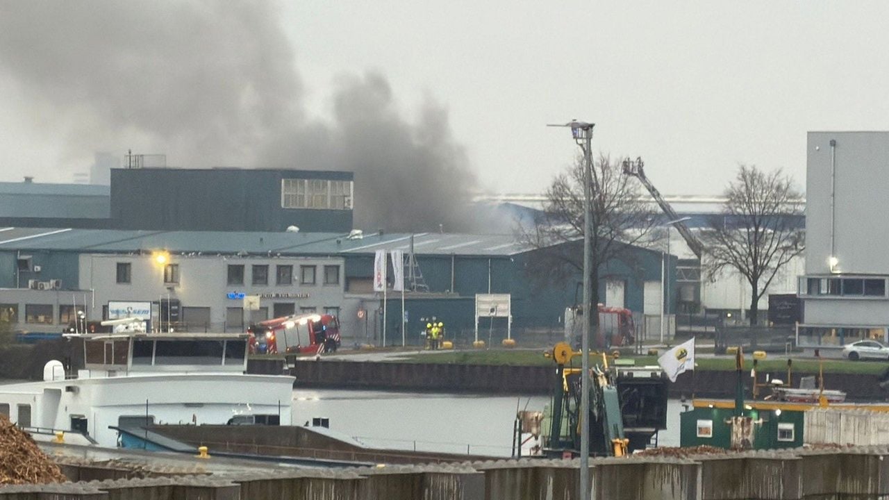 De rook die vrijkomt is in de wijde omgeving te zien en ruiken. - Track 88