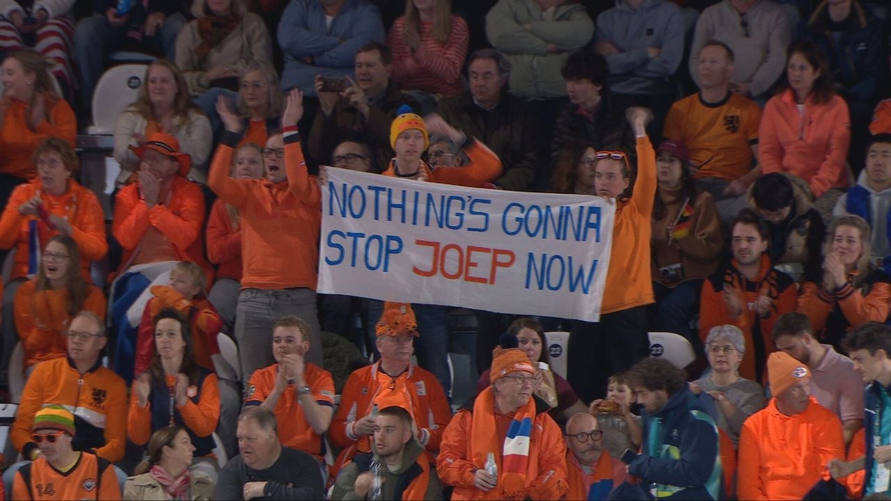 Een spandoek van Nederlandse fans in Milaan - NOS