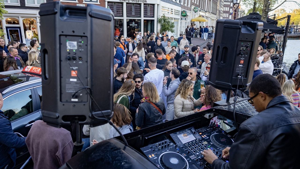 Een taxi probeert het op de Prinsengracht - ANP