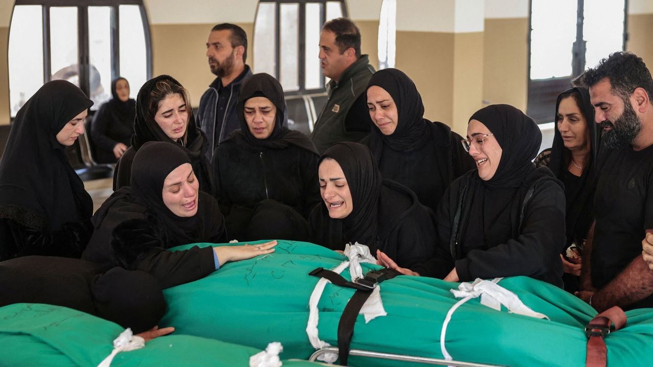 Familieleden rouwen om de dood van vier familieleden, onder wie een meisje van 1, ze werden woensdag gedood bij een aanval van Israël in Srifa - Reuters