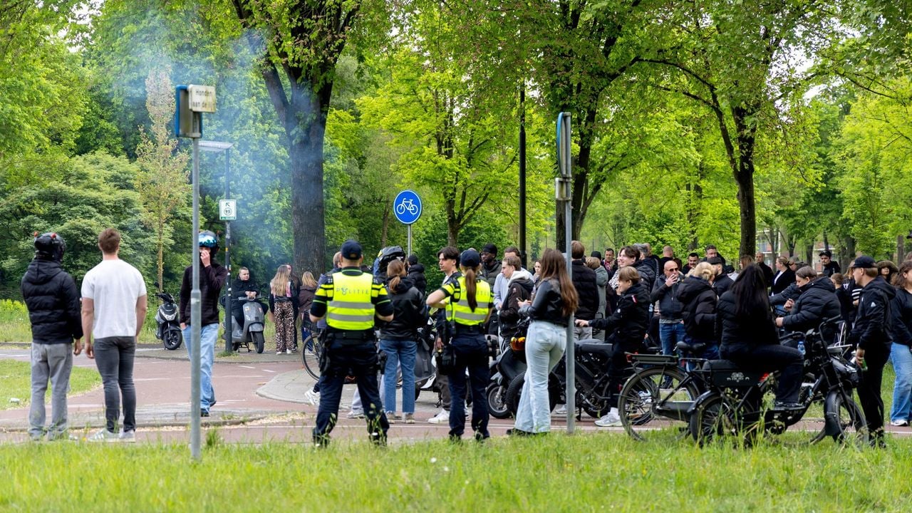 Demonstranten en politie gisteravond tijdens een protest tegen een asielzoekerscentrum in Apeldoorn - ANP