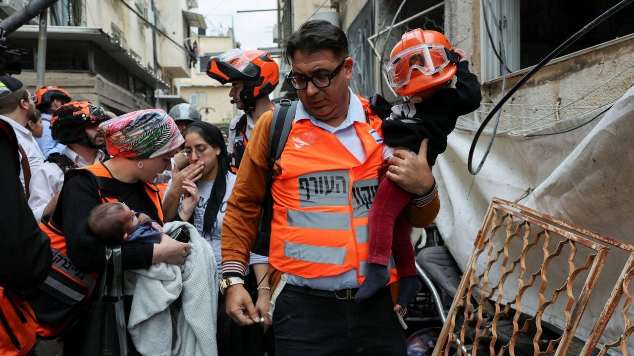Israëlische hulpdiensten evacueren kinderen in Bnei Brak na een Iraanse raketinslag. - Reuters