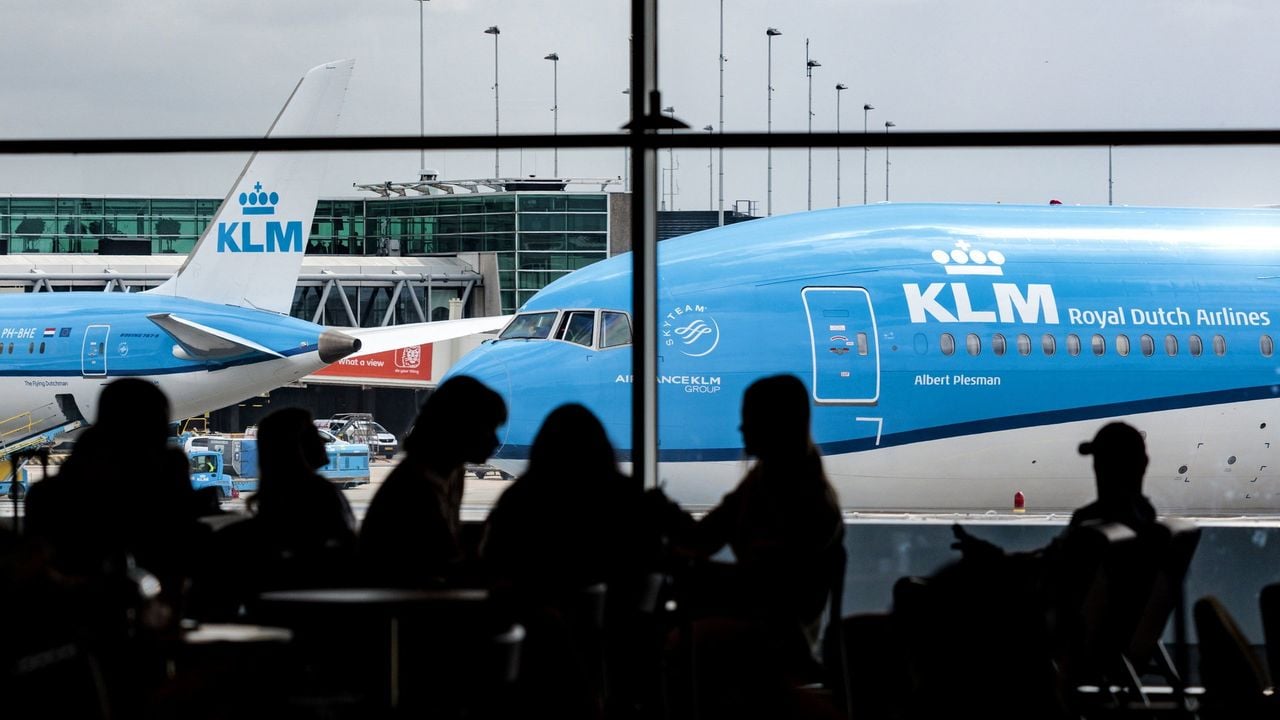 Een KLM-toestel op Schiphol - ANP