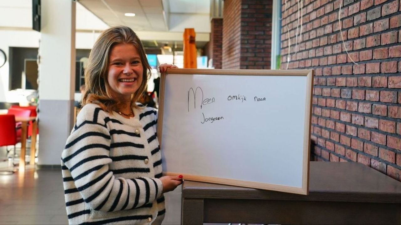 RTV Drenthe trekt de provincie rond met een whiteboard, waarop kiezers hun wens kunnen schrijven - RTV Drenthe