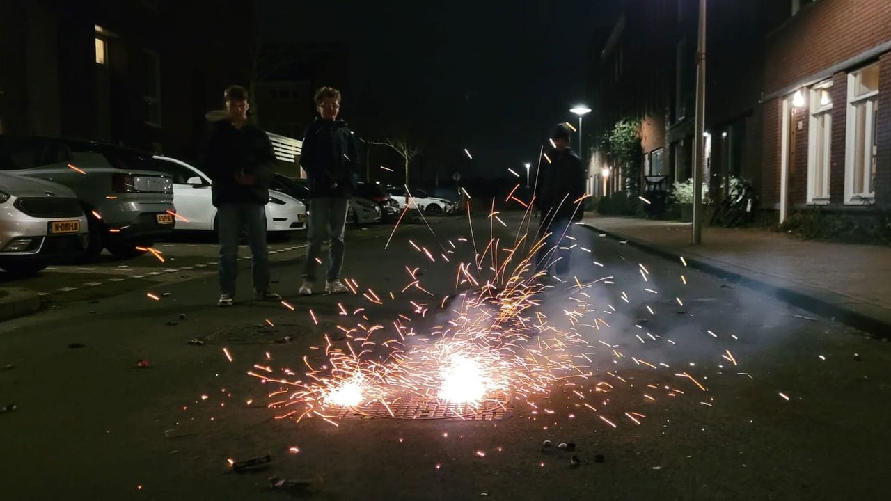 Vuurwerk op straat in Utrecht - Ruth ten Broeke/NOS Ooggetuige