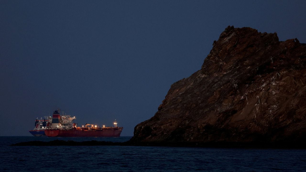 Olietankers voor anker in de Golf van Oman voor de Straat van Hormuz - Reuters