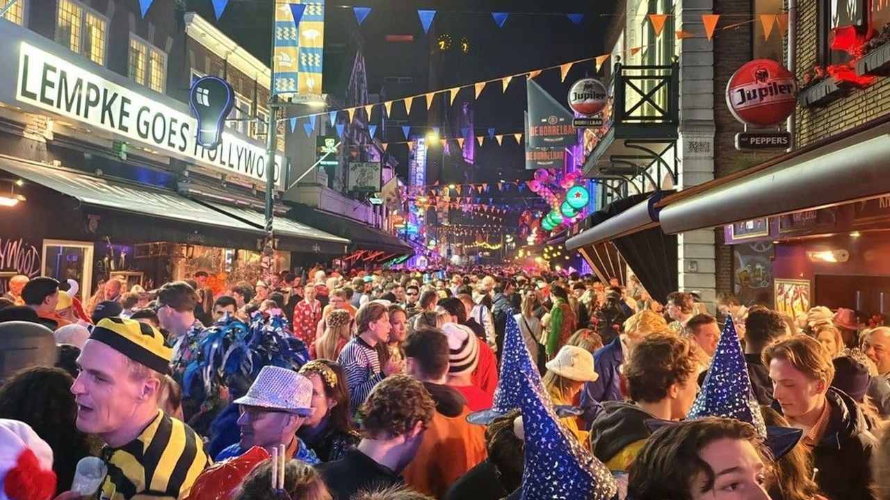 Stratumseind in Eindhoven staat vol met feestvierders - Juliën Leemans/NOS