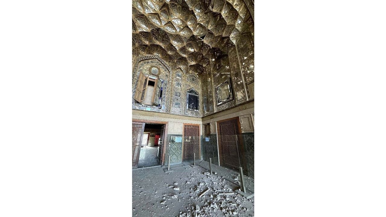 Het beschadigde interieur van het Chehelpaleis - X@IRIMFA_SPOX
