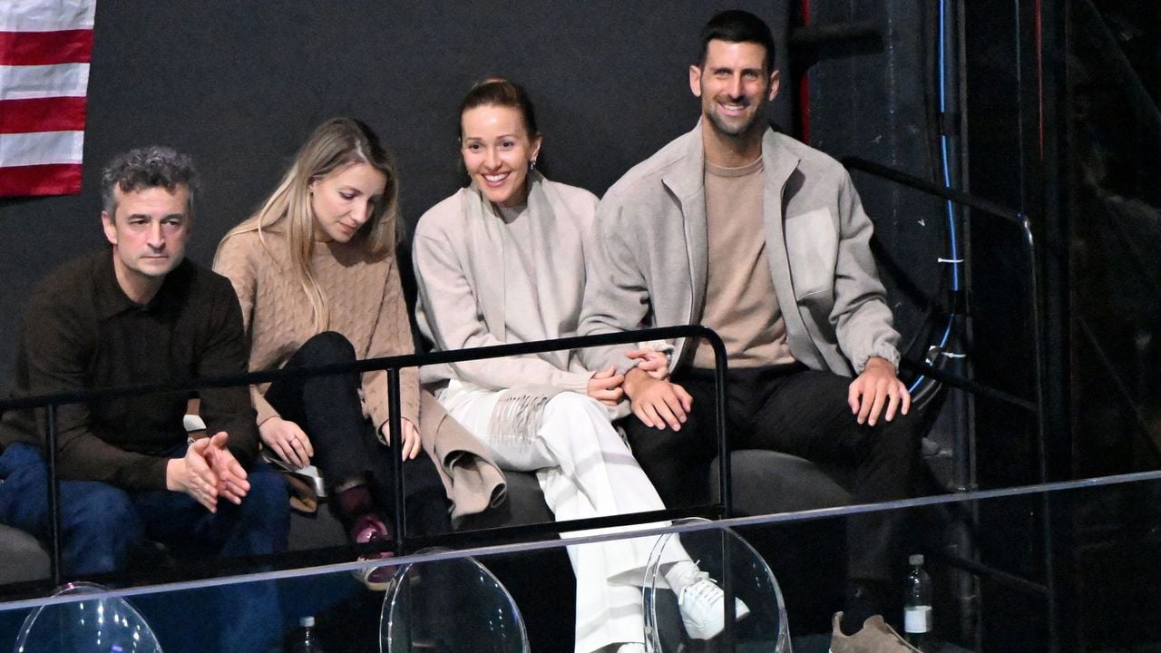 Tennisser Novak Djokovic op de tribune bij het kunstrijden. - Reuters