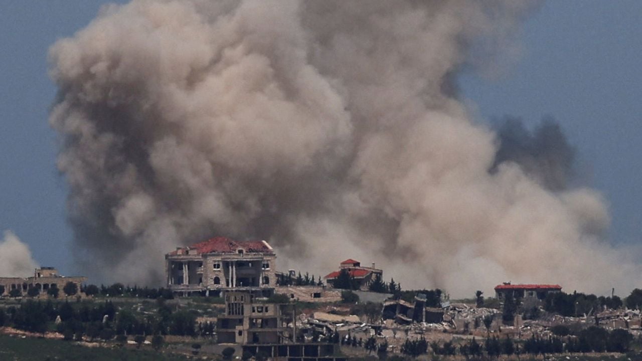 Rookwolken na een explosie in Zuid-Libanon op 25 april - Reuters