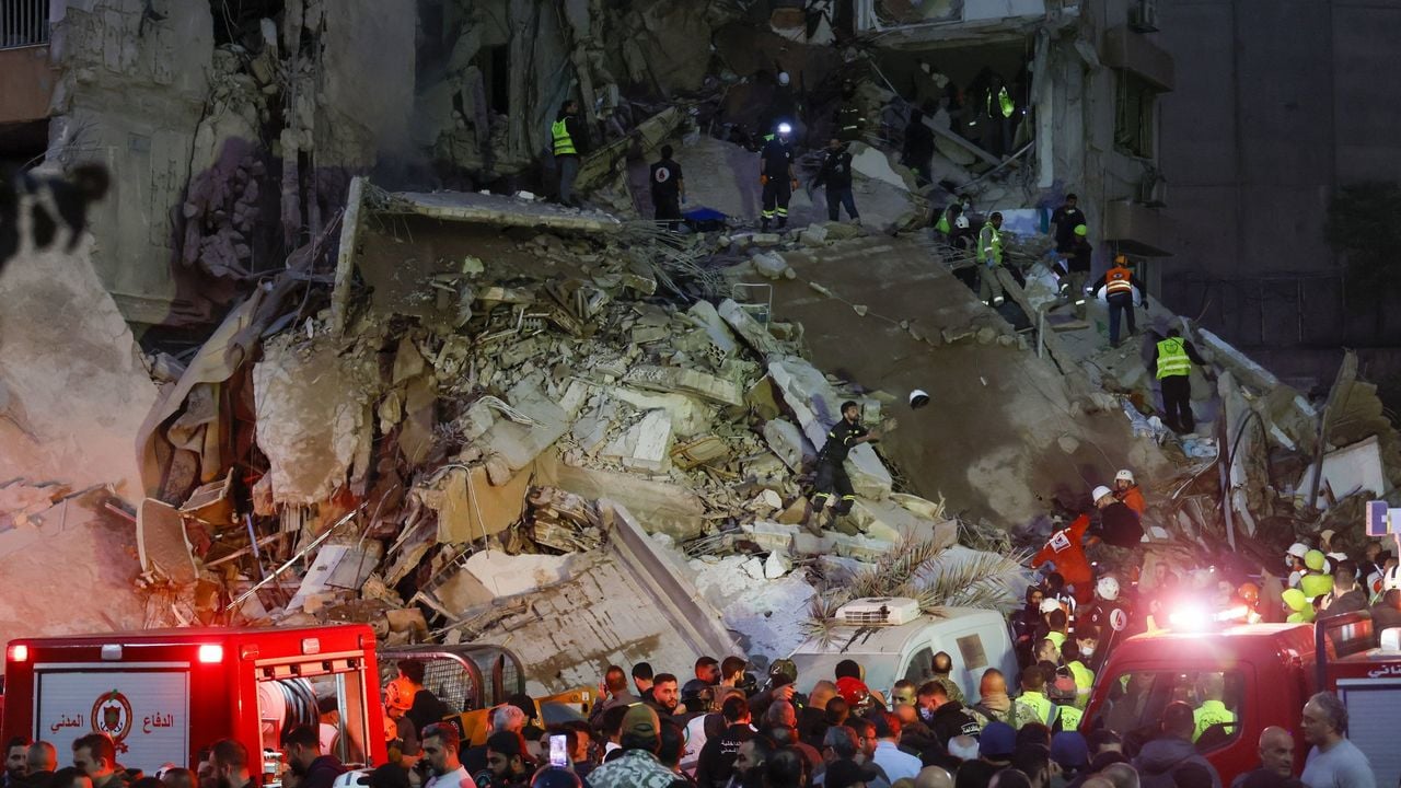 Reddingswerkers in Beiroet zoeken onder het puin - EPA