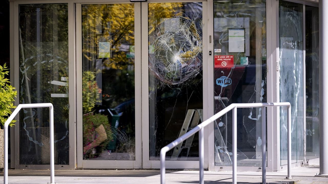 Vernielingen aan het gemeentehuis in Loosdrecht - ANP
