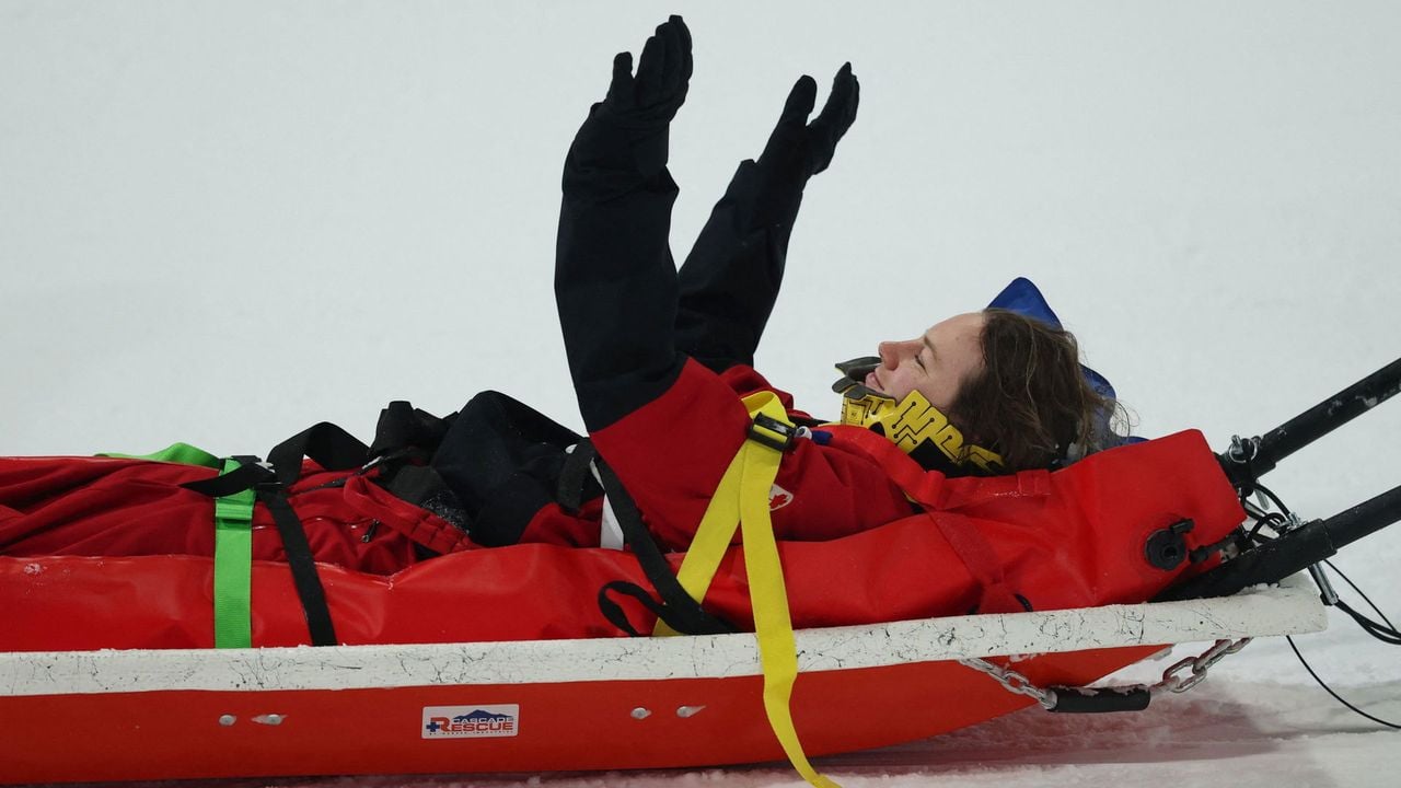 Cassie Sharpe kon gelukkig lachen en zwaaien vanaf de brancard - Reuters