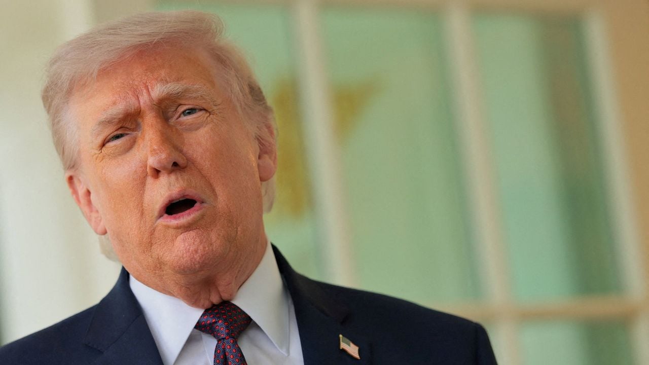 Donald Trump voor de Oval Office - Reuters