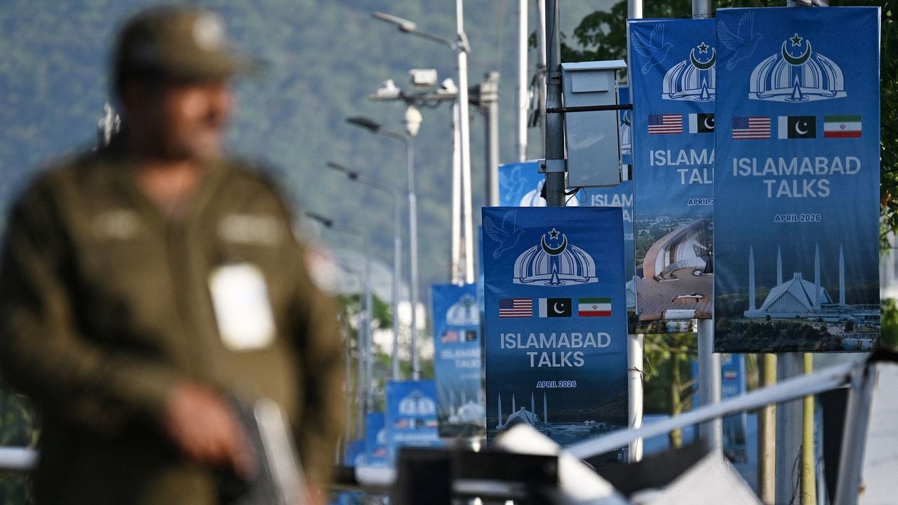 Een politieman bewaakt de zone in Islamabad waar de onderhandelingen zijn - AFP