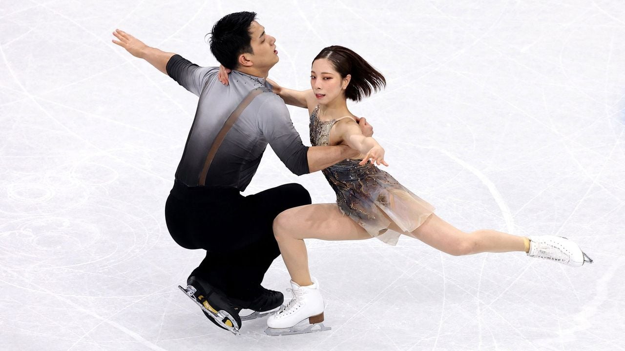 Riku Miura en Ryuichi Kihara op het ijs in de vrije kür tijdens de landenwedstrijd. - Reuters