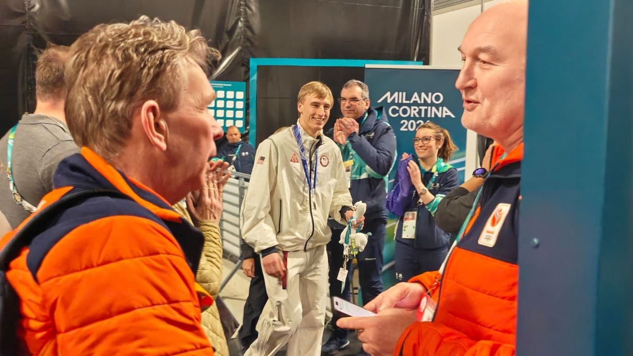 Jordan Stolz met zijn zilveren medaille - NOS / Sander Maassen van den Brink