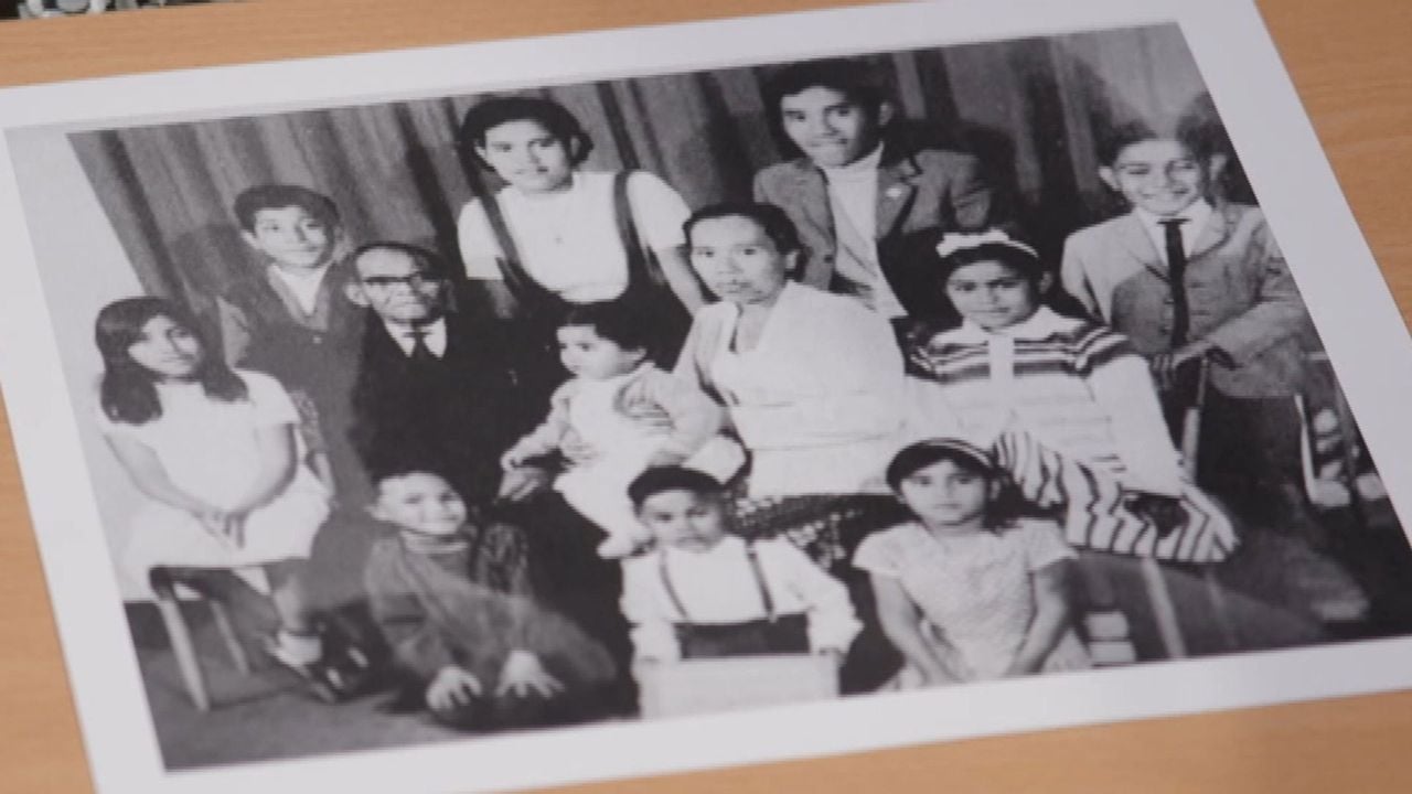 De ouders van Maryanan met hun tien kinderen, rechtsboven Antis - Antis Maryanan