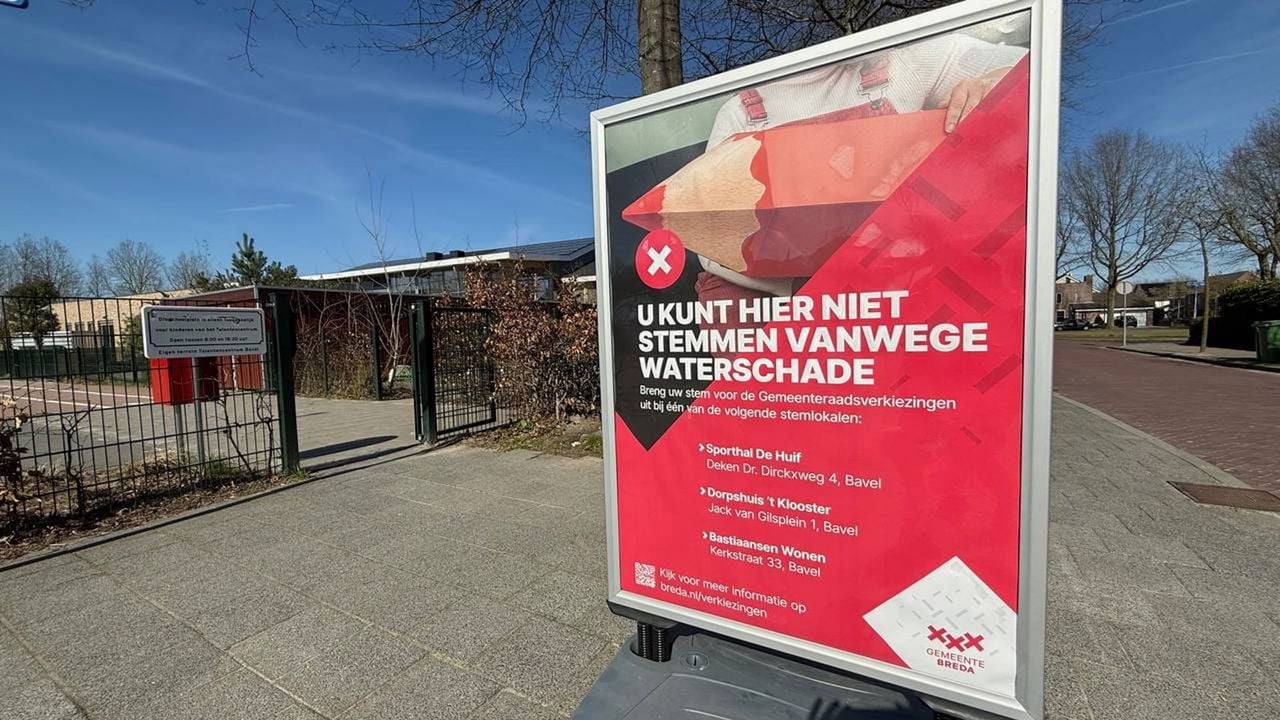 Kiezers worden gewezen op de waterschade in het stemlokaal - Robert te Veele / Omroep Brabant
