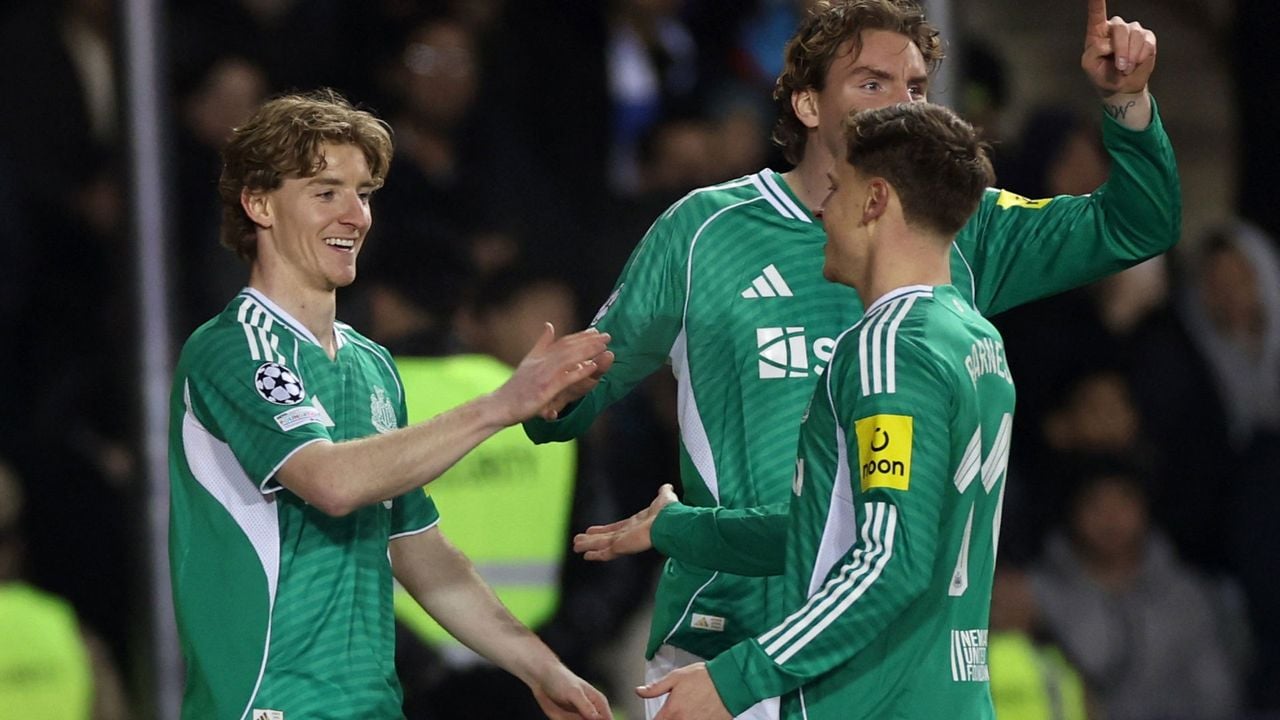 Anthony Gordon (l) viert feest met Newcastle - AFP