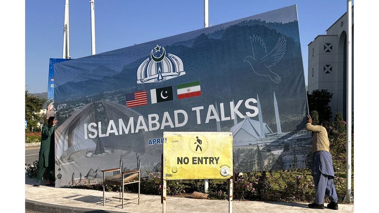 Borden die dienden als decoratie rond de onderhandelingen zijn vanochtend verwijderd in Islamabad - EPA
