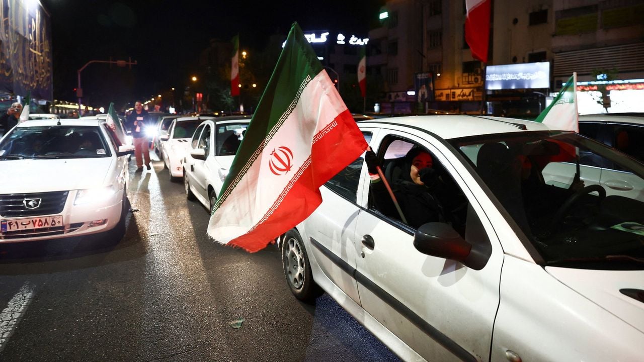 Mensen op straat in Teheran na aankondiging staakt-het-vuren - Reuters