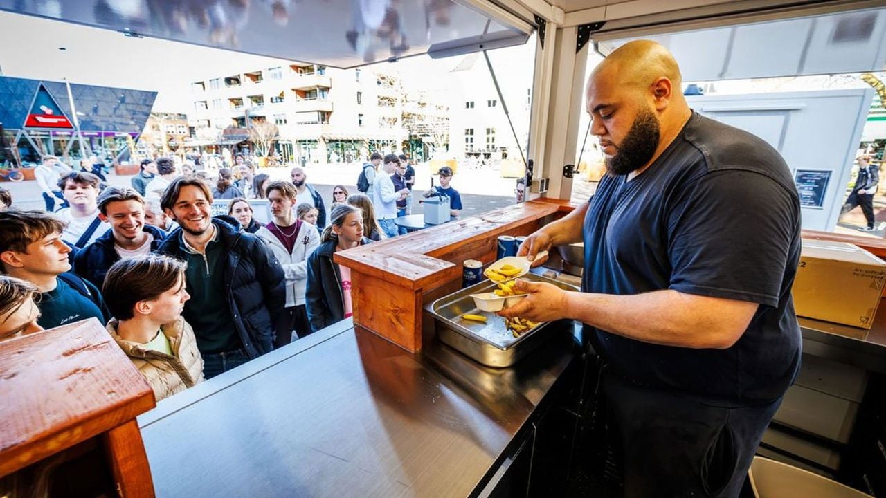 Frietbakker Eli Dijkstra aan het werk - Omroep West