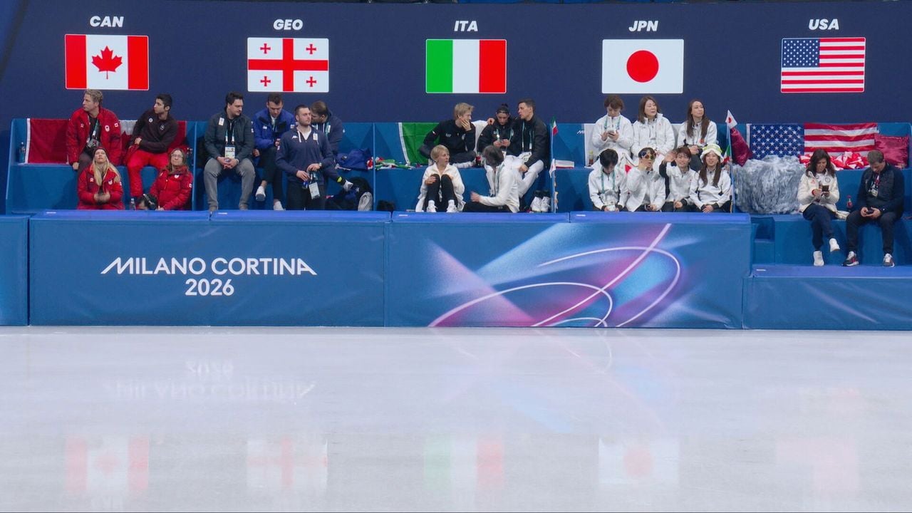 De delegaties en teamgenoten in gespannen afwachting op de deelnemers aan de vrije kür voor vrouwen. - NOS